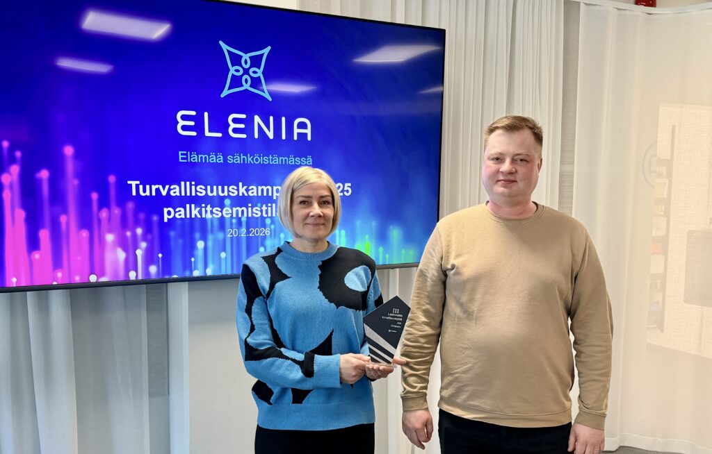 Kuvassa Omexomin edustajat palkintotilaisuudessa