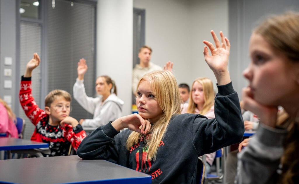 Urjalan koulun oppilaita Energisellä oppitunnilla.