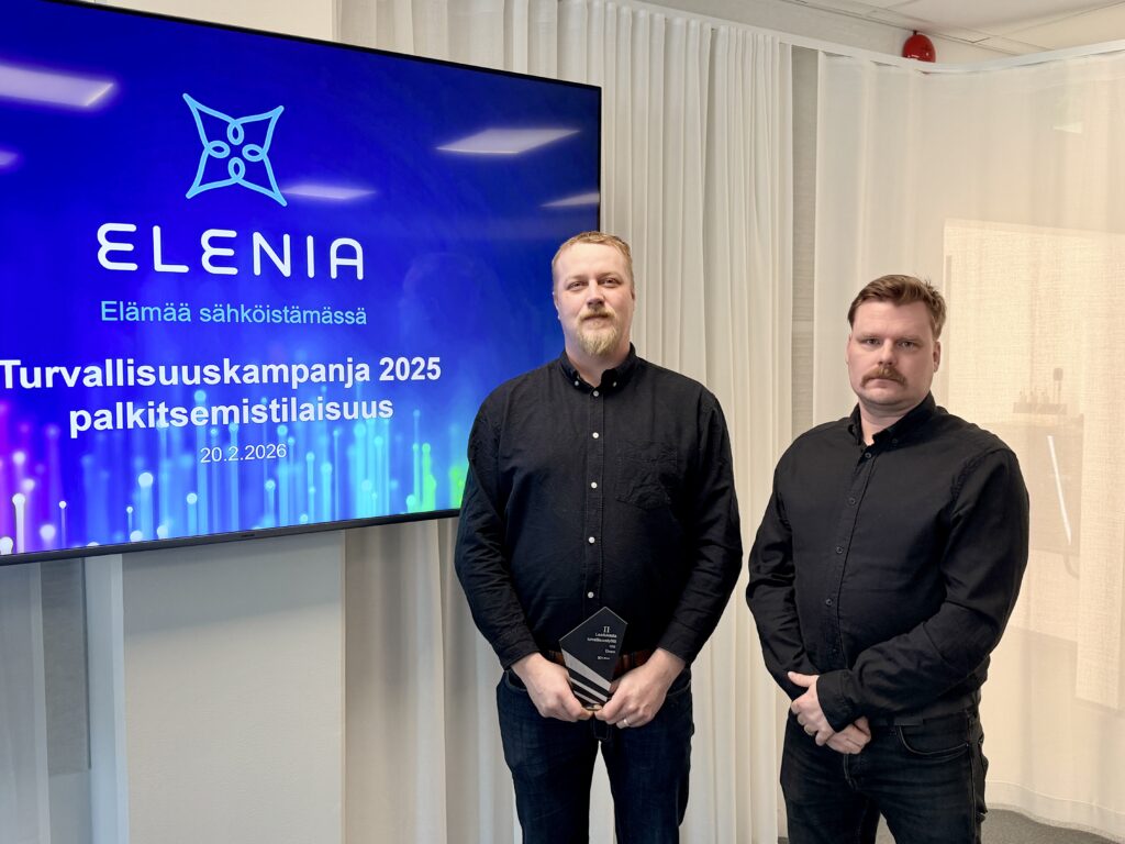 Kuvassa Elveran edustajat palkintotilaisuudessa