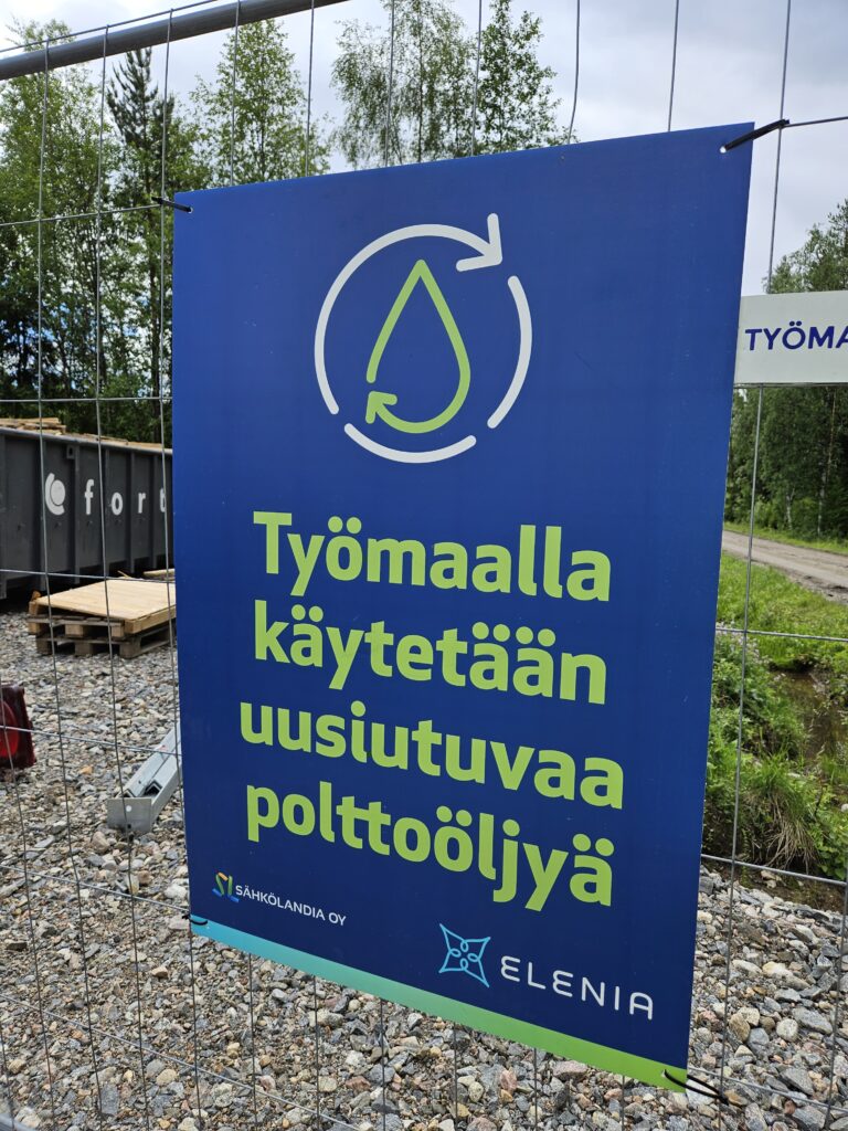 Työmaakylttejä Pyhäjärven sähköaseman työmaalla